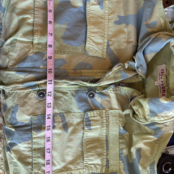 FREE PEOPLE Lightweight Camo Jacket In light green, Sz. M - Picture 8 of 10